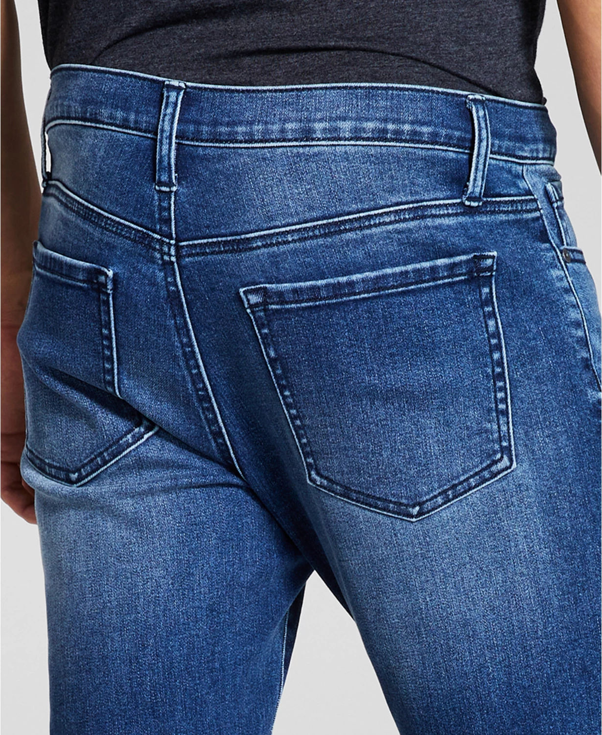 Calça jeans skinny rasgada com elasticidade máxima